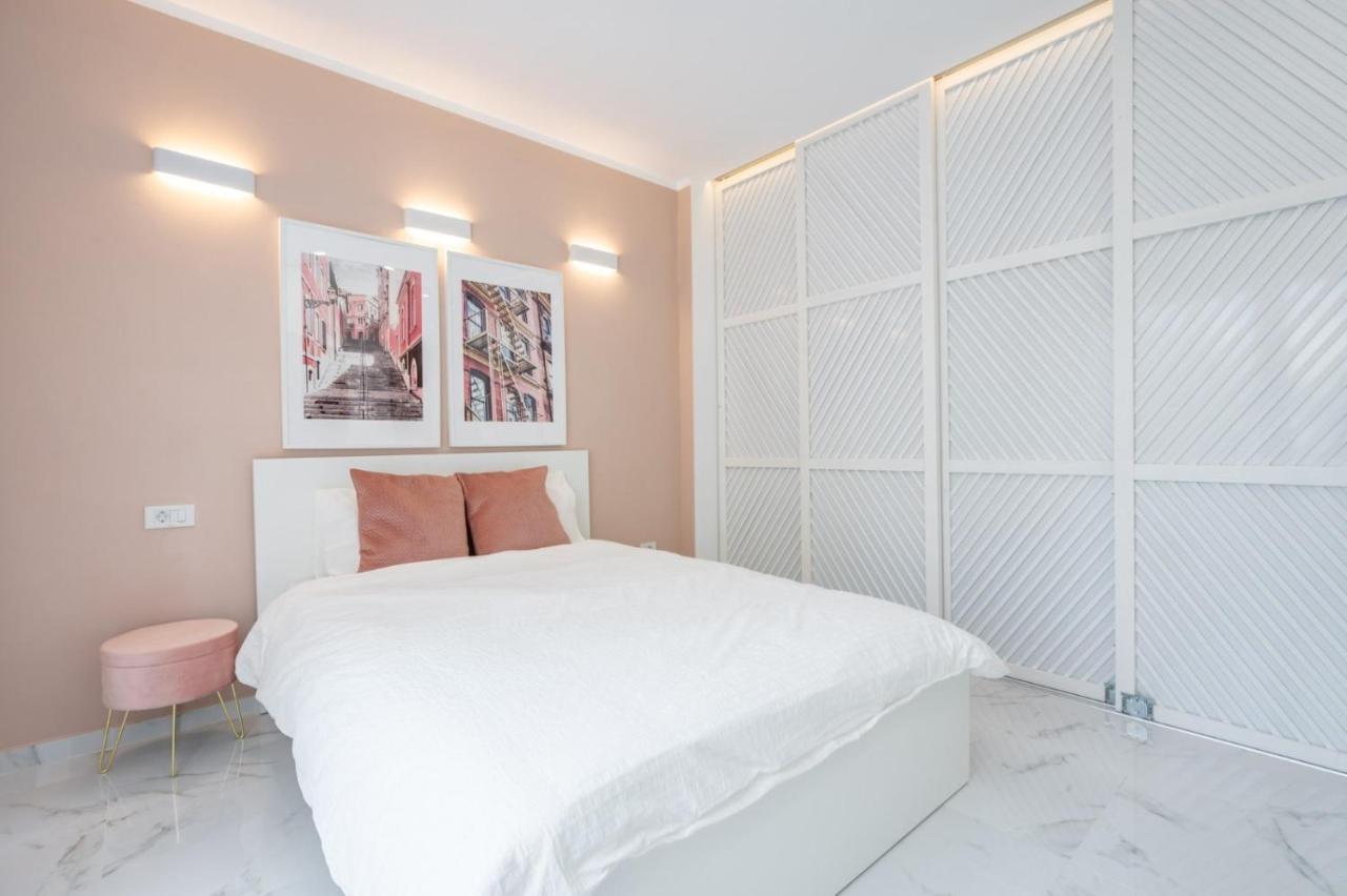 Fantastic City Center Apartment Bukarest Exteriör bild